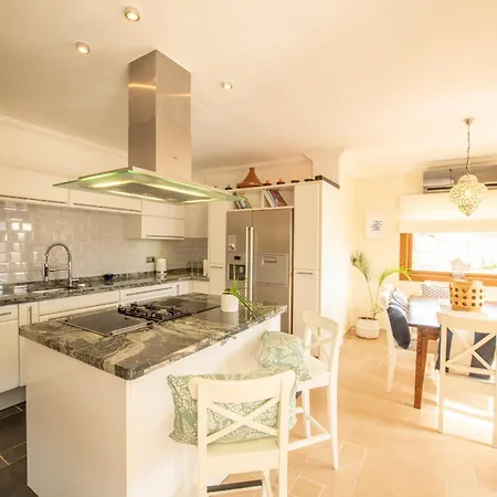 Dream Stay! 15 Guests, Big Pool With Heating Option At Extra Cost, Sea View! Villa *